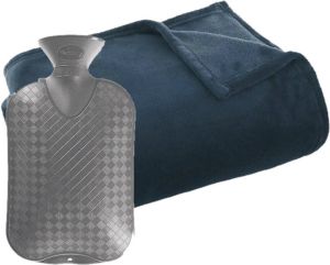 Atmosphera Fleece deken plaid donkerblauw 125 x 150 cm en een warmwater kruik 2 liter Plaids