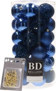Bellatio Decorations 37x stuks kunststof kerstballen kobalt blauw 6 cm inclusief gouden kerstboomhaakjes Kerstbal