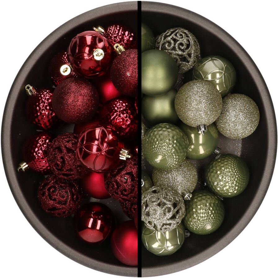 Bellatio Decorations Kunststof kerstballen 74x stuks donkerrood en mos groen 6 cm Kerstbal