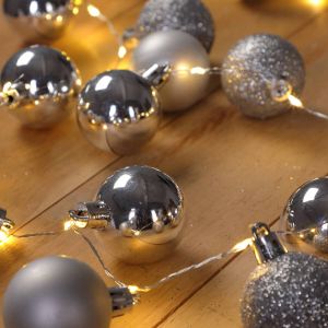 Casaria Kerstboomverlichting Feestverlichting Kerstverlichting met Kerstballen 40 LED 2 m Zilver