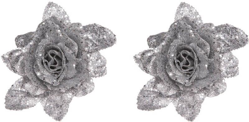 Cosy & Trendy 2x stuks decoratie bloemen roos zilver glitter met blad op clip 15 cm Kunstbloemen