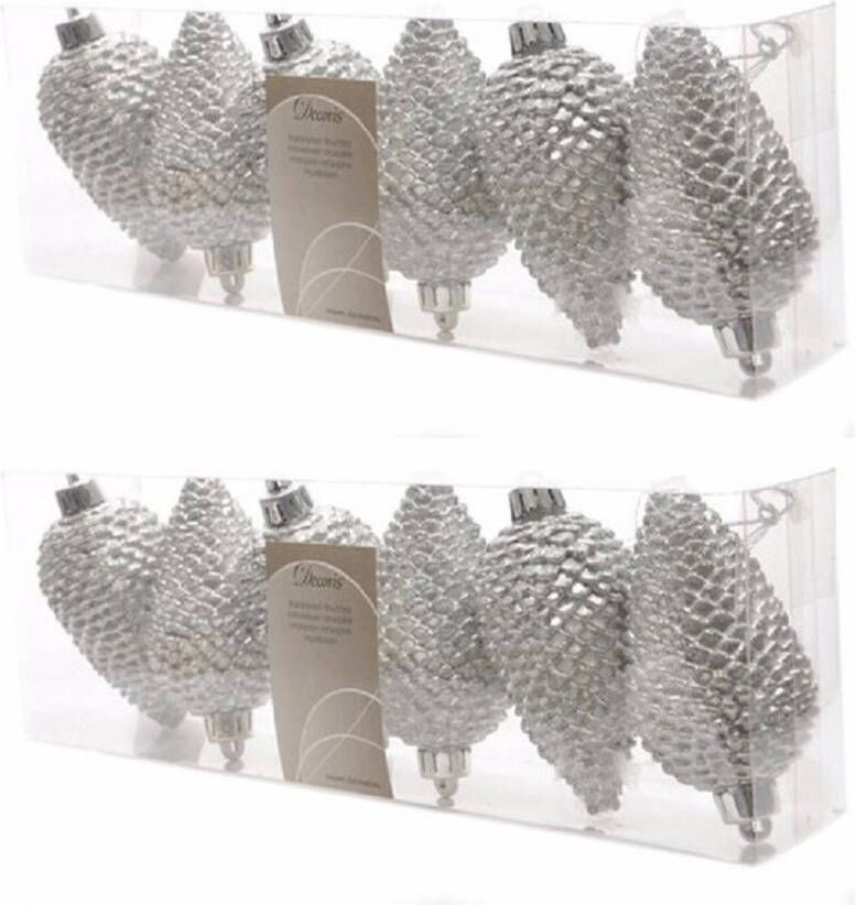 Decoris 12x Zilveren dennenappels kerstballen 8 cm kunststof glitter Kersthangers