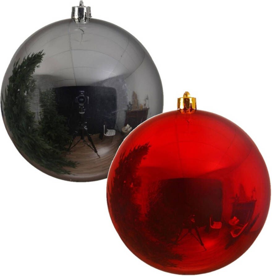 Decoris 2x Grote kerstballen rood en zilver van 25 cm glans van kunststof Kerstbal
