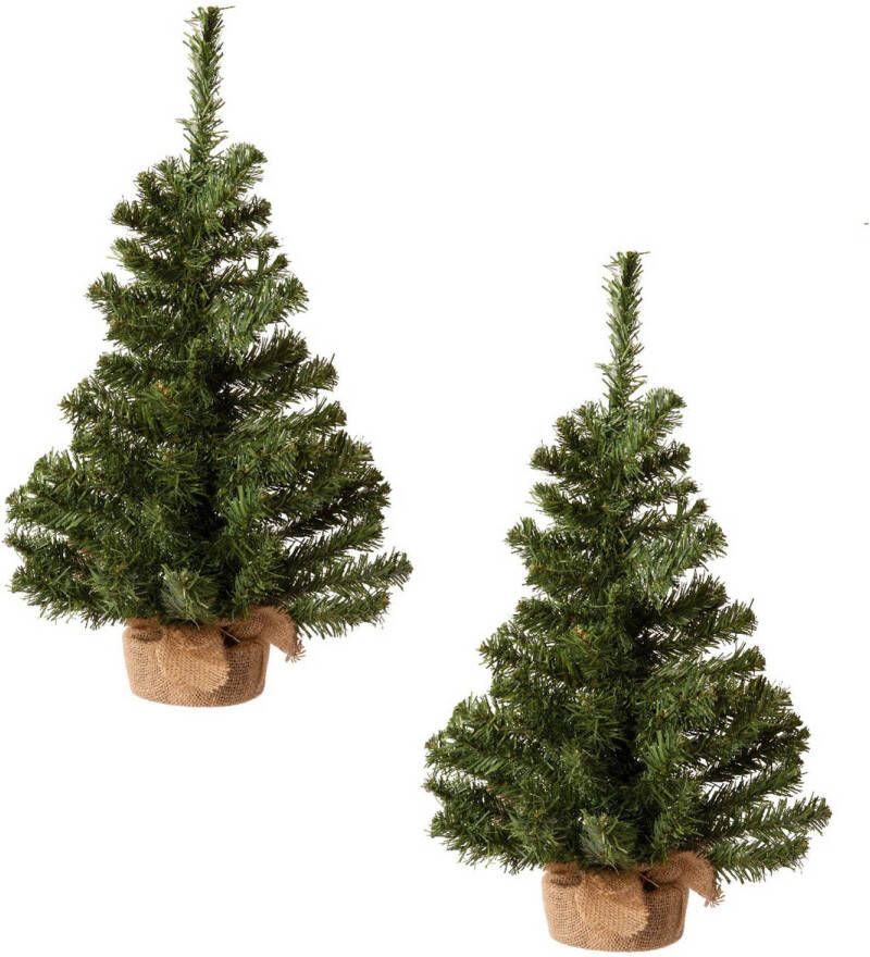 Decoris Set van 2x stuks volle kerstbomen in jute zak 60 cm kunstbomen Kunstkerstboom
