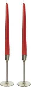 Decoris Kandelaars 2x aluminium zilver 15 cm met 12x rode dinerkaarsen kaars kandelaars