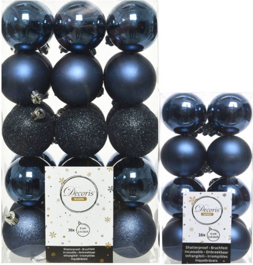 Decoris kerstballen 46x stuks donkerblauw 4 en 6 cm kunststof Kerstbal