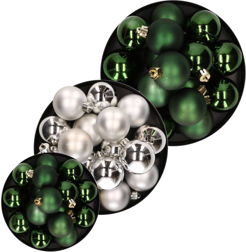 Decoris Kerstversiering kunststof kerstballen mix donkergroen zilver 4-6-8 cm pakket van 68x stuks Kerstbal
