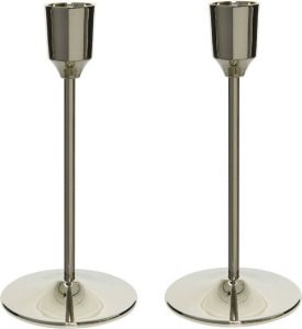 Decoris Set van 2x stuks luxe diner kaarsen staande kandelaar aluminium kleur zilver 20 cm Diameter onderkant 7 cm kaars kandelaars