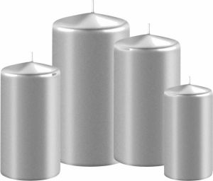 Enlightening Candles Set van 4x stuks metallic zilveren stompkaarsen 8-10-12-15 cm met diameter 6 cm Sfeer kaarsen voor binnen Stompkaarsen