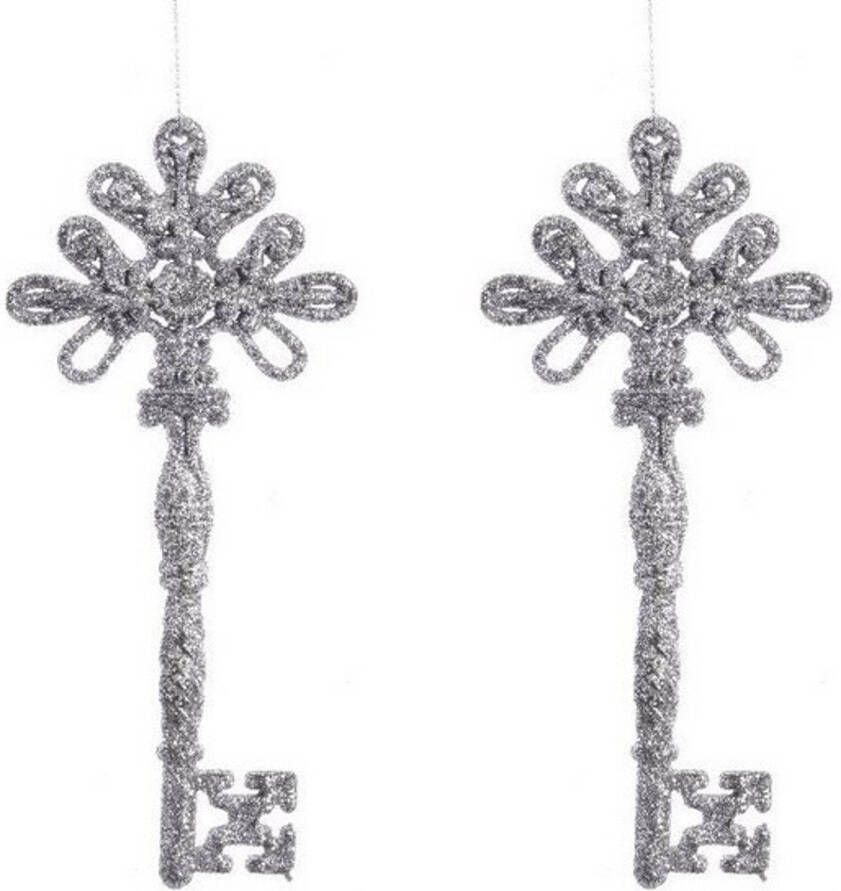 Merkloos 2x Kerstversiering decoratie hangers zilveren sleutels 17 cm Kersthangers