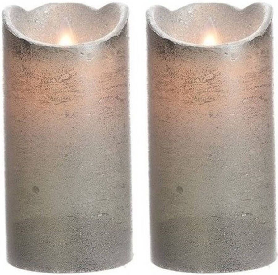 Merkloos 2x Zilveren nep kaarsen met led-licht 15 cm LED kaarsen