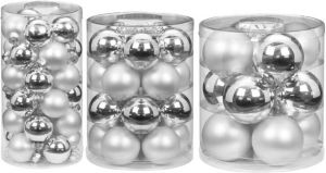 Merkloos 62x stuks glazen kerstballen elegant zilver mix 4 6 en 8 cm glans en mat Kerstbal
