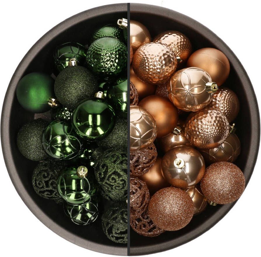 Bellatio Decorations 74x stuks kunststof kerstballen mix van camel bruin en donkergroen 6 cm Kerstbal