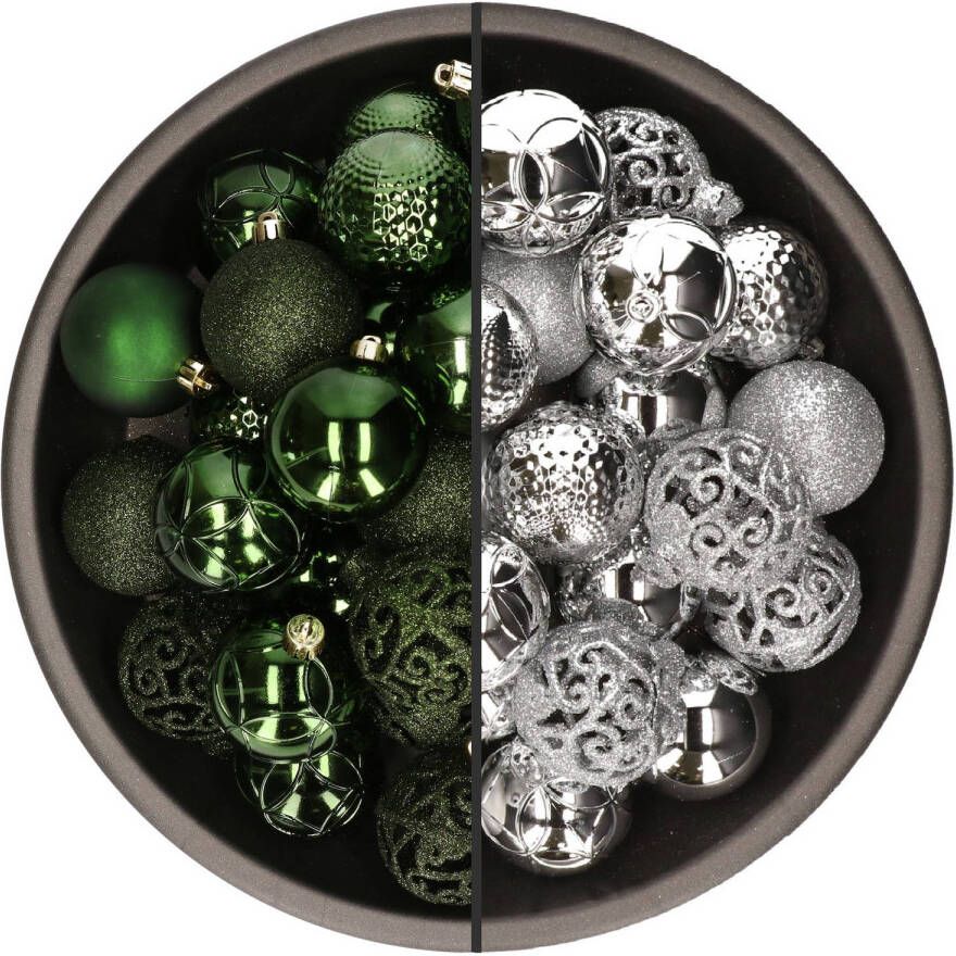 Bellatio Decorations 74x stuks kunststof kerstballen mix van zilver en donkergroen 6 cm Kerstbal