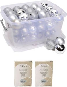 Merkloos Kerstballen kerstversiering zilver in box 70 stuks met kerstbalhaakjes Kerstbal