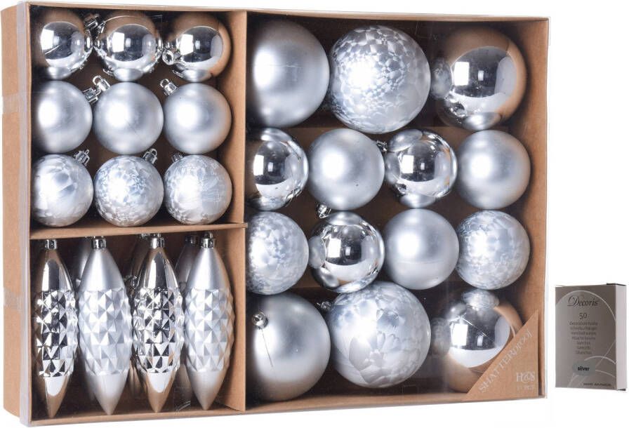 Merkloos Kerstballen ornamenten pakket 31x zilver kunststof mix incl. 50x ophanghaakjes Kerstbal