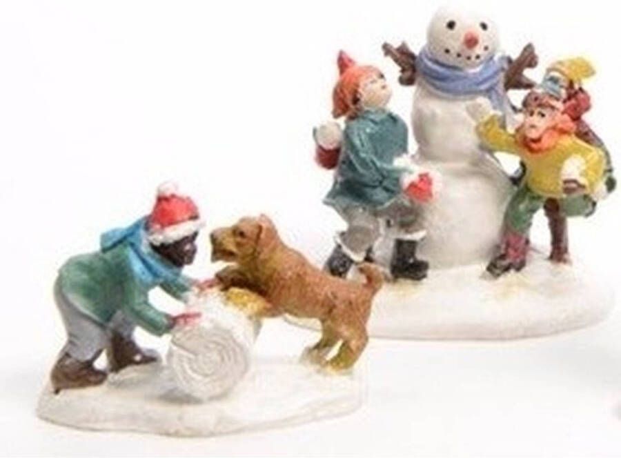 Merkloos Kerstdorp figuurtjes sneeuwbal gooien 2 Kerstdorpen