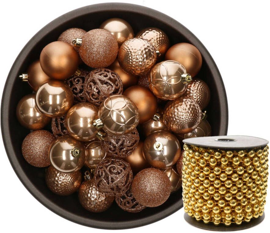 Merkloos Kunststof kerstballen 37x stuks camel bruin 6 cm en kralenslinger goud Kerstbal