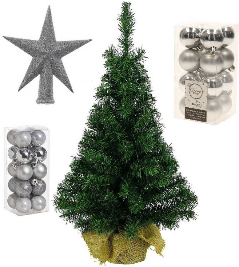 Merkloos Volle kunst kerstboom 75 cm in jute zak inclusief zilveren versiering 37-delig Kunstkerstboom