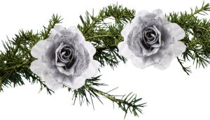 Shoppartners 2x Stuks Kerstboom Bloemen Op Clip Zilver wit En Besneeuwd 18 Cm Kunstbloemen