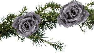Shoppartners 2x Stuks Kerstboomversiering Bloemen Op Clip Zilver En Besneeuwd 9 Cm Kunstbloemen