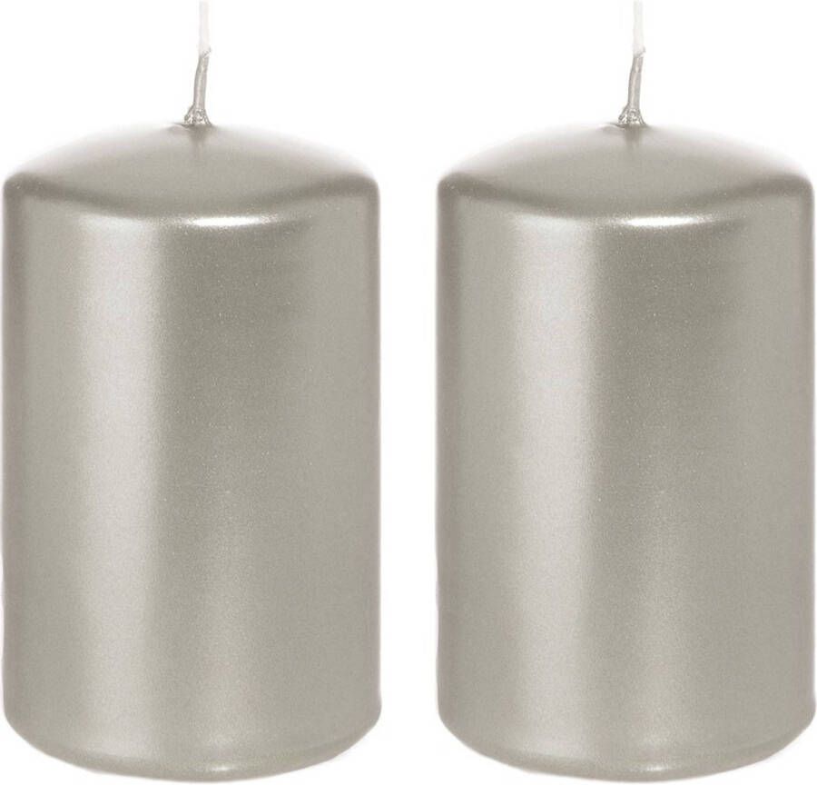 Trend Candles 2x Zilveren cilinderkaarsen stompkaarsen 5 x 8 cm 18 branduren Stompkaarsen