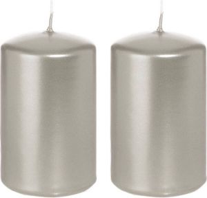 Trend Candles 2x Zilveren cilinderkaarsen stompkaarsen 5 x 8 cm 18 branduren Geurloze zilverkleurige kaarsen Woondecoraties Stompkaarsen