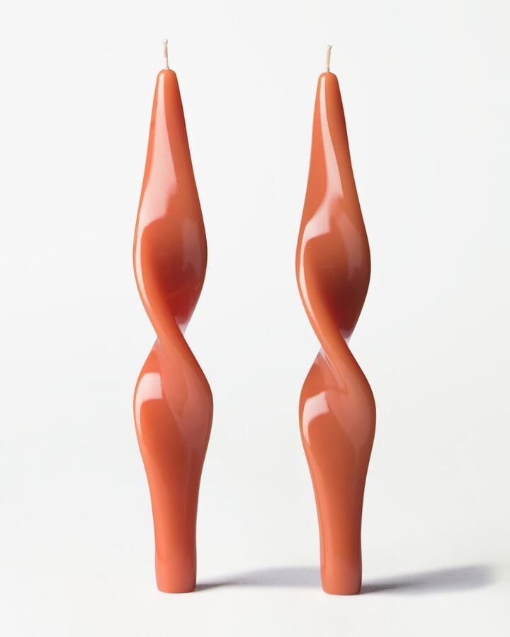 HEMA Dinerkaarsen XL ⌀4.3x27cm Gedraaid Donkeroranje 2 Stuks (donkeroranje)