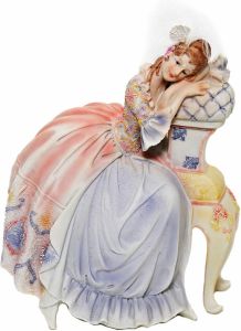 Casa Collection by Jänig Decoratief figuur Dame in barokjurk op chaise longue zittend hoogte 29 cm (1 stuk)
