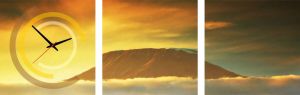 Conni Oberkircher´s Beeld met klok Mountain from sky berg boven de wolken met decoratieve klok panorama (set)