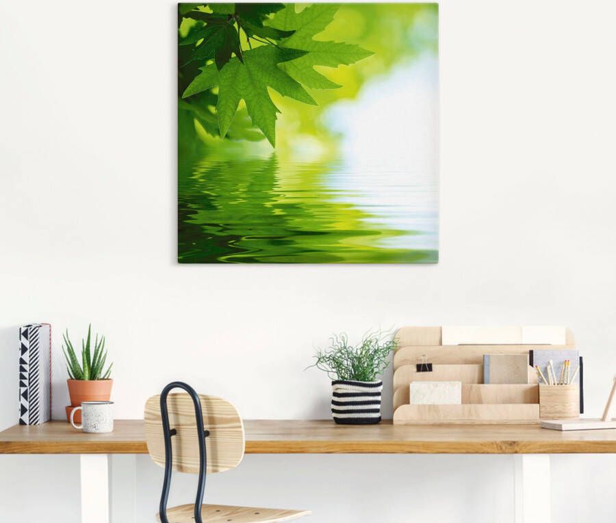 Artland Artprint Groene blaadjes reflecteren in het water als artprint op linnen poster muursticker in verschillende maten