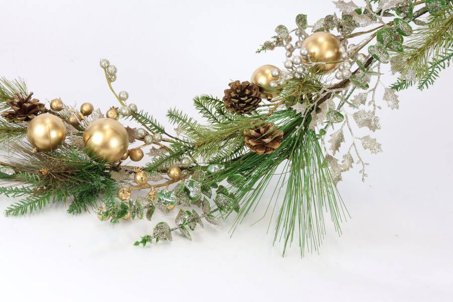 I.GE.A. Kunstguirlande Kerstslinger ballen kegels den Slinger dennen slinger kerstdecoratie eucalyptus kerstballen (1 stuk)