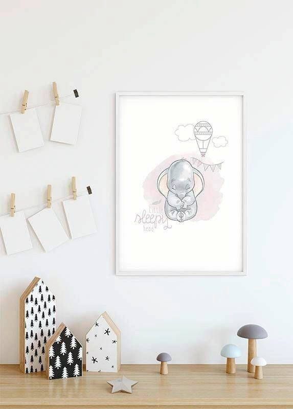 Komar Wanddecoratie Dumbo Sleepy Wanddecoratie voor de kinderkamer zonder lijst