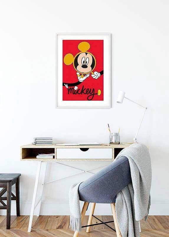 Komar Wanddecoratie Mickey Mouse Magnifying Glass Wanddecoratie voor de kinderkamer zonder lijst (1 stuk)