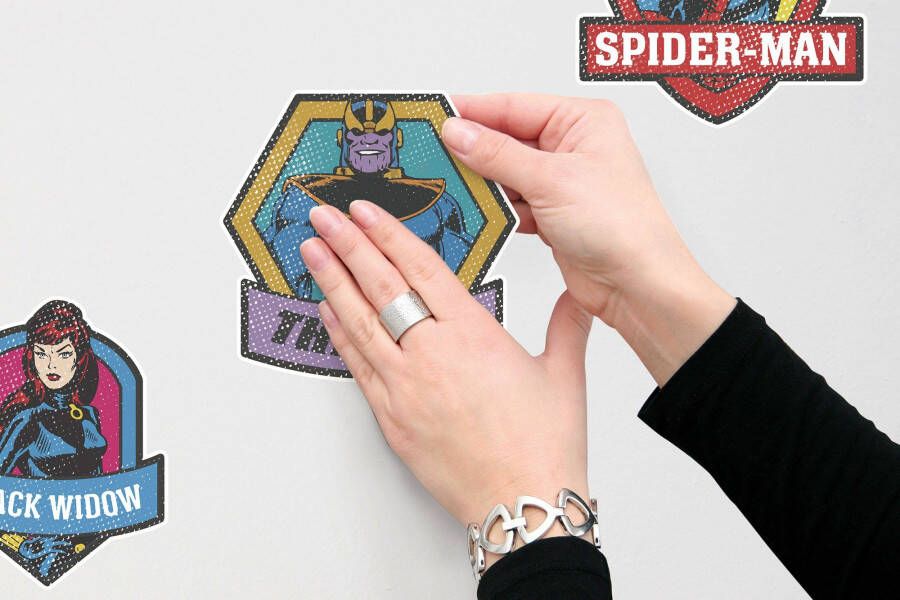 Komar Wandfolie Avengers Badges 50x70 cm (breedte x hoogte) zelfklevende wandtattoo (10-delig)