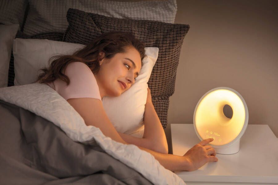 Philips Daglichtwekker Sleep and Wake-up Light HF3650 01 met simulatie zonsopkomst en zonsondergang 7 alarmgeluiden fm-radio