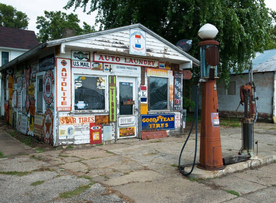 Papermoon Fotobehang Old vintage retro gas station