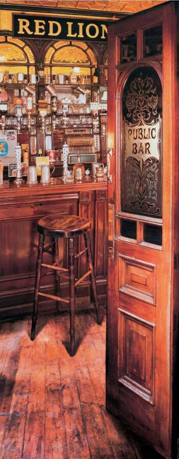 Papermoon Fotobehang Red Lion pub deurbehang Vlies 2 banen 90x 200 cm (2-delig)