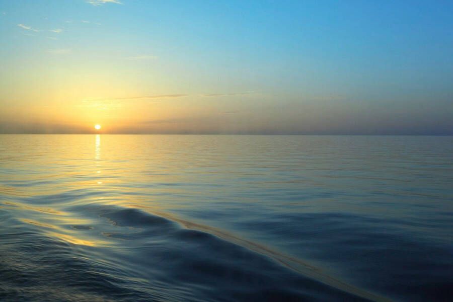 Papermoon Fotobehang Zonsopkomst van de dek van een boot Vliesbehang eersteklas digitale print