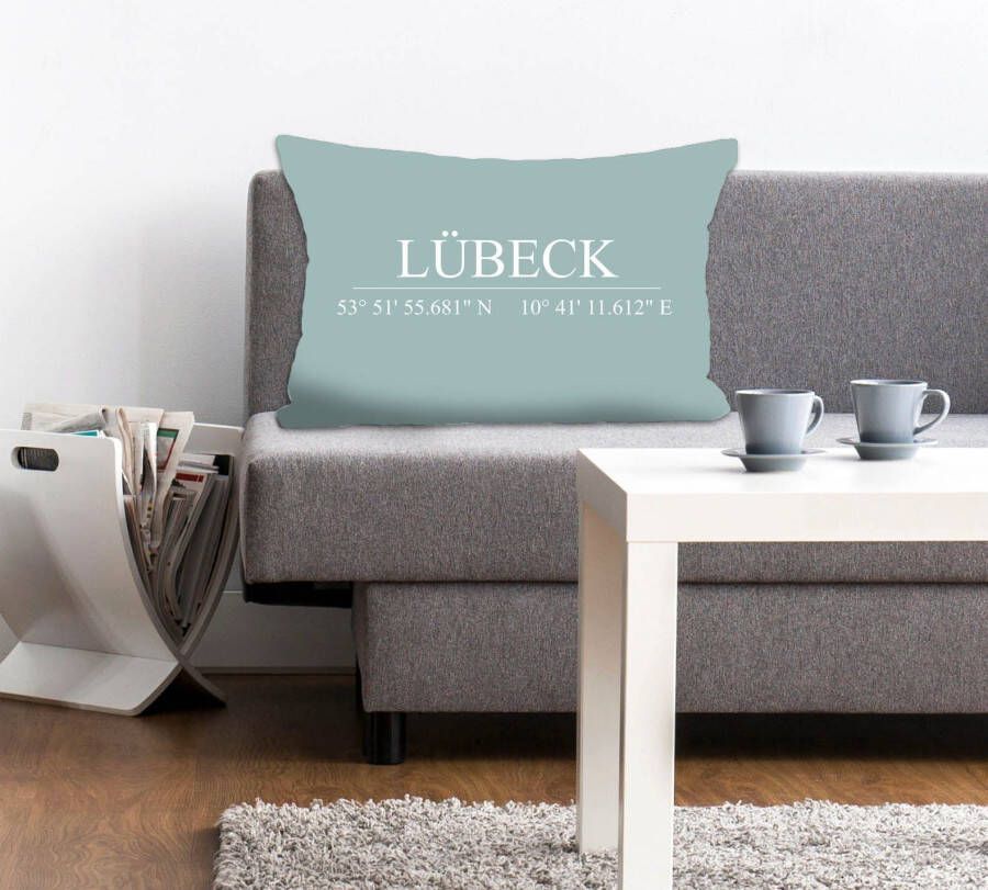 Queence Sierkussen Lübeck Kussenhoes turquoise achtergrond Lübeck opschrift coördinaten (1 stuk)