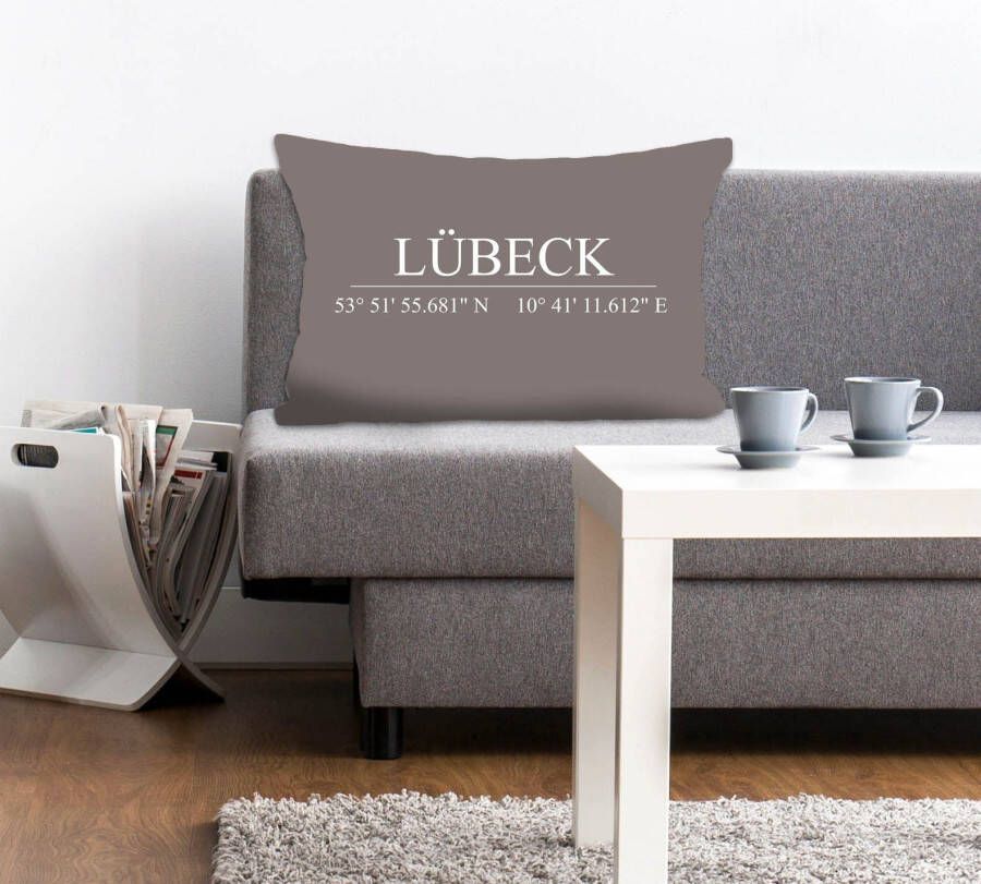 Queence Sierkussen Lübeck Kussenhoes turquoise achtergrond Lübeck opschrift coördinaten (1 stuk)