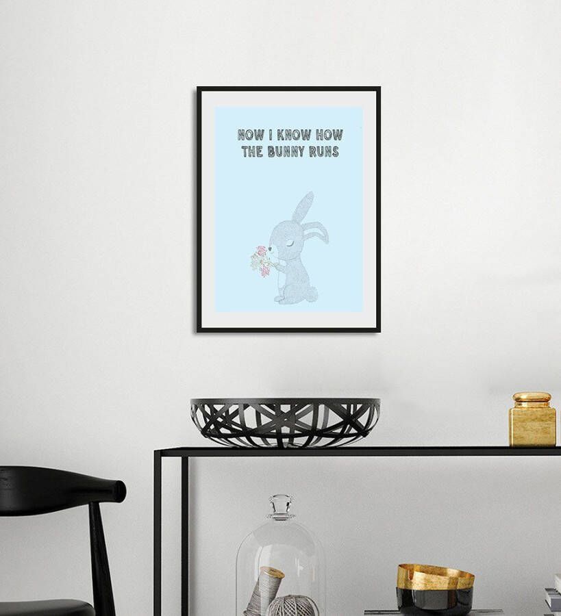 Queence Wanddecoratie NOW I KNOW HOW THE BUNNY RUNS HD premium posterdruk incl. houten lijst (1 stuk)