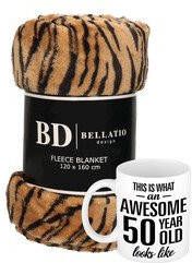Bellatio Design Cadeau verjaardag 50 jaar Sarah vrouw Fleece plaid deken tijger print met Awesome 50 year mok Plaids