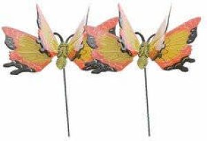 Decoris Set van 2x stuks metalen vlinder geel oranje 11 x 70 cm op steker Tuindecoratie vlinders Dierenbeelden Tuinbeelden