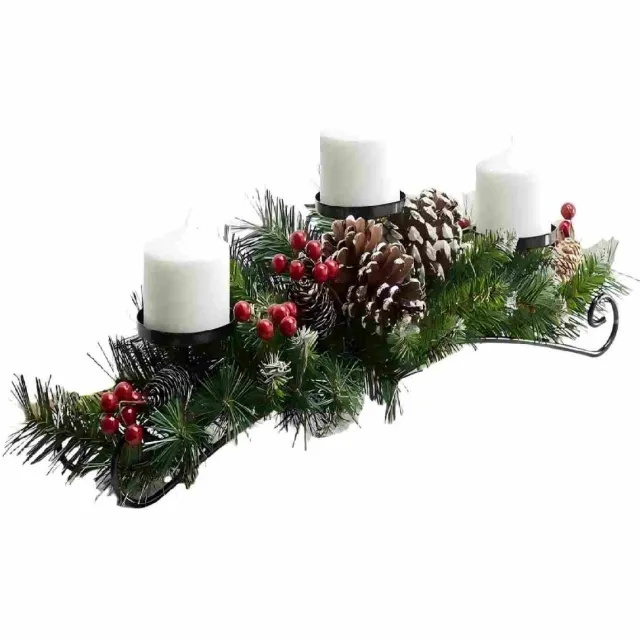 CNL Sight Kerst Tafeldecoratie met 3 Kandelaars – kerst Kaarsenhouder 45 cm –kerst Kandelaars- Waxinelichtjeshouder - Met Dennentakken, Rode Bessen en Dennenappels – Kerst Centerpiece voor Tafel of Haard Multi
