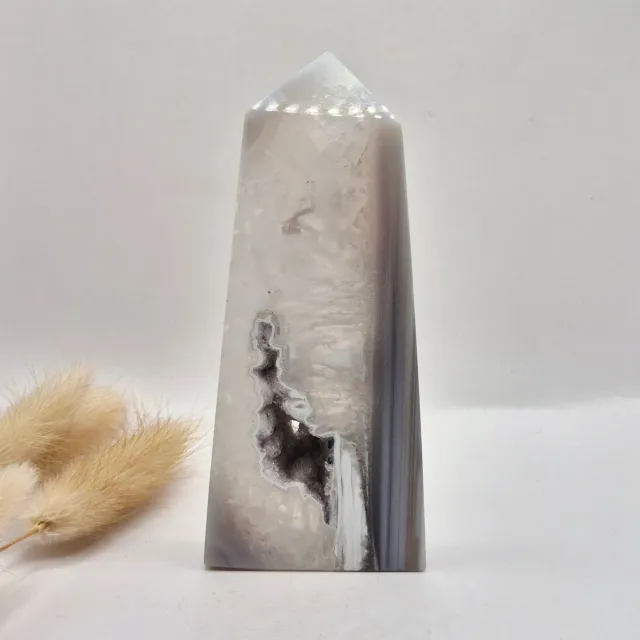 Moonlight Gemstones Grijze Agaat Toren met Druzy Opening 170g – Gepolijste Edelsteen Obelisk | Rust & Balans Meerkleurig