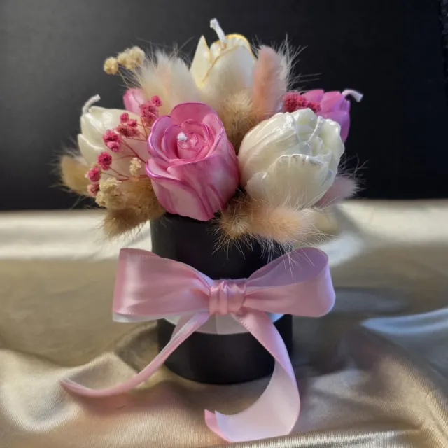 Kiki Cadeautjes Decoratieve tulpenkaarsen in pot – middelgroot – sojawas – geparfumeerd – pastelkleuren – katoenen lont – cadeauverpakking – Kiki Cadeautjes wit,roze