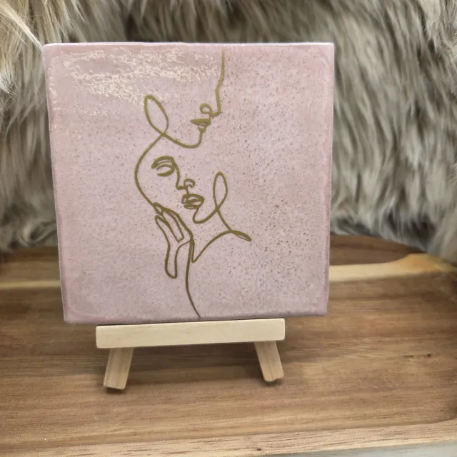 CreaCraft Robuust Wenstegeltje lijntekening koppel – Hip trendy tegeltje – 10x10 cm – Cadeau voor Partner, valentijn of zomaar – Stijlvol en Persoonlijk Woonaccessoire - Zomaar - Deco – Trendy nu Robuust lichtroze/Goud