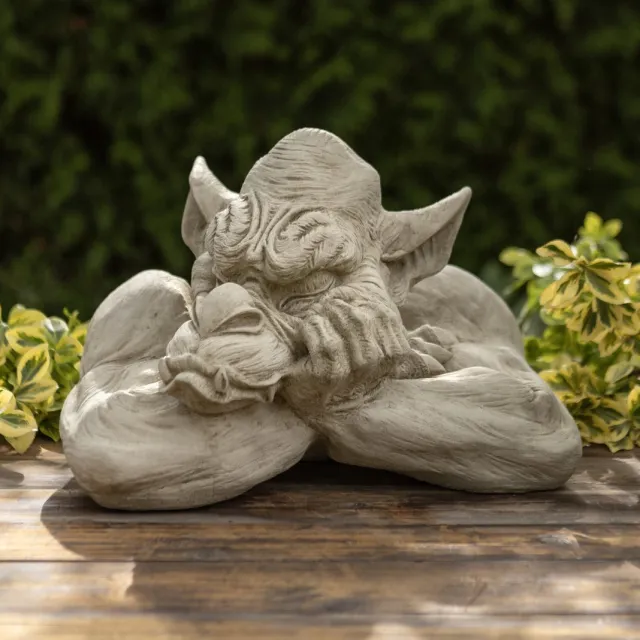 LO. Ornaments Betonnen tuinbeeld - rustende waterspuwer / Gargoyle grijs