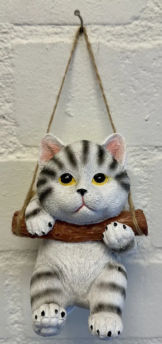 Impuls Polyresin hangend (tuin) dier "kat" - wit + grijs - hoogte 15x10x8 cm - ophangtouw - Voor binnen of buiten - Tuinaccessoires - Woonaccessoires Wit + grijs - kat hangend